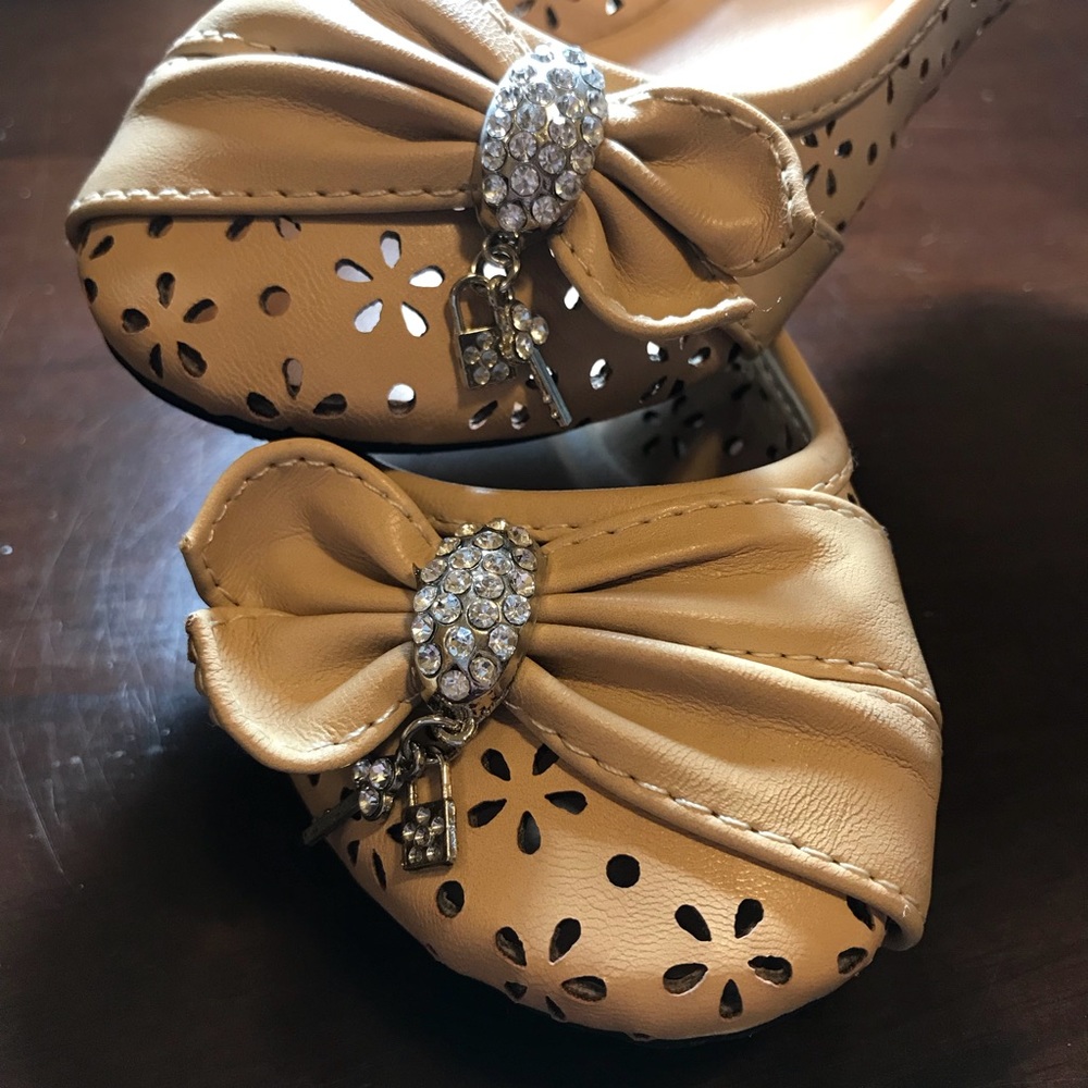 Children’s Marilyn Moda flats w/ lock & key charms